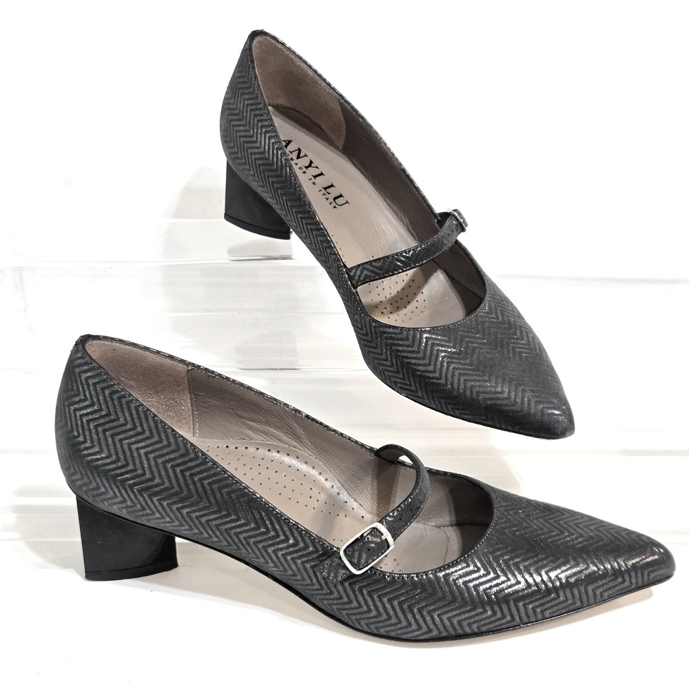 Anyi Lu Mary Jane Pumps 37 / 6.5 Gray Chevron Embossed Leather shaped Heel Italy